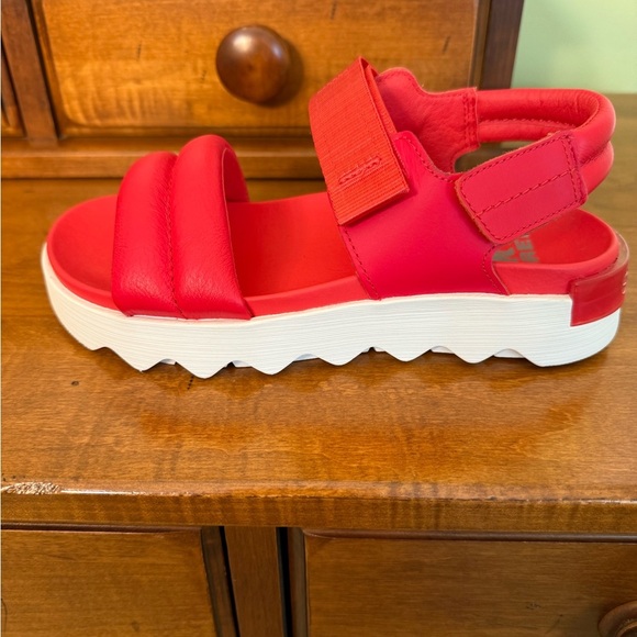 Sorrel woman’s Viibe red sandals Velcro hook & loop closure size 6 sling back - Picture 3 of 9